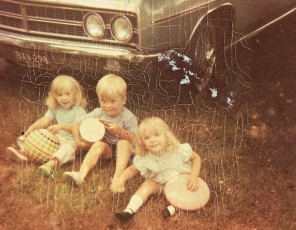 1971-4-years-old-happy-with-sisters